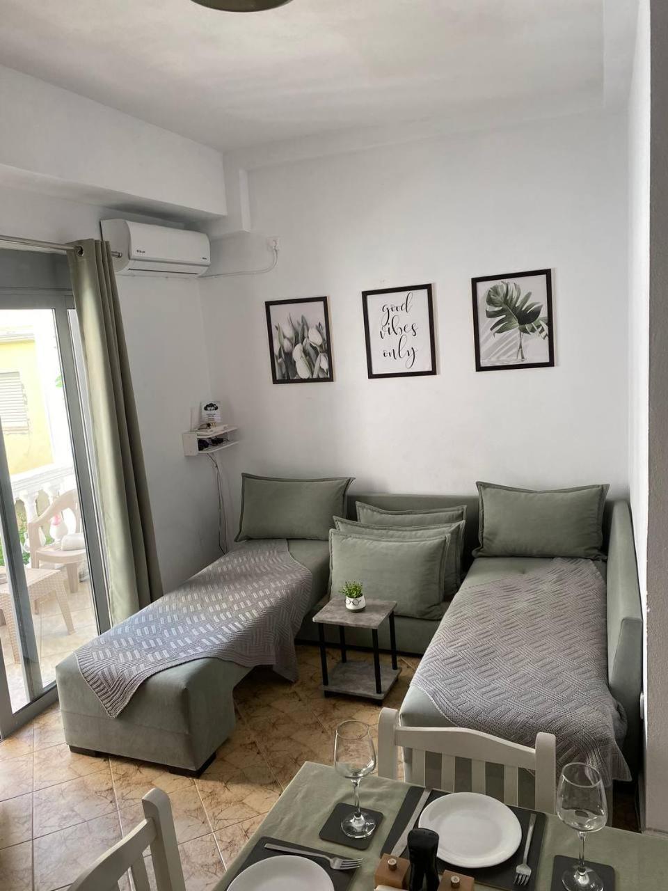 Happy Apartment Sarande Bagian luar foto